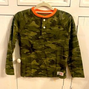 GAP kids Camo & orange collar long sleeve tee pullover knit shirt size M.